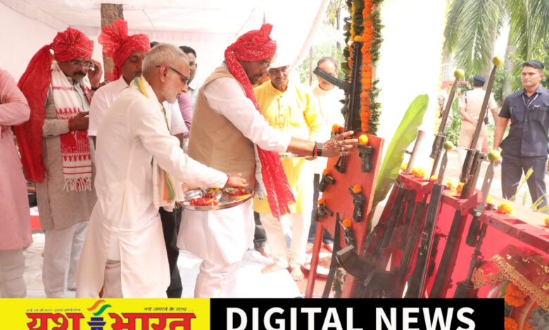 दशहरे पर पुलिस लाइन में राज्यमंत्री लखन पटेल ने किया शस्त्र पूजन, अधिकारियों और जनप्रतिनिधियों ने की शस्त्र आराधना 1 IMG 20261020 125501 1