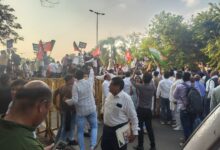 एक तरफ राहुल गांधी जिंदाबाद , दूसरी तरफ नरेंद्र मोदी जिंदाबाद , बैरिकेड के दोनों ओर आमने-सामने भाजपा कांग्रेस भोपाल में सियासी टकराव के आसार, कांग्रेस कार्यालय की सुरक्षा में जुटी यूथ कांग्रेस, भारी पुलिस बल तैनात, चप्पे-चप्पे पर निगरानी 3 IMG 20261026 162715076 HDR 1