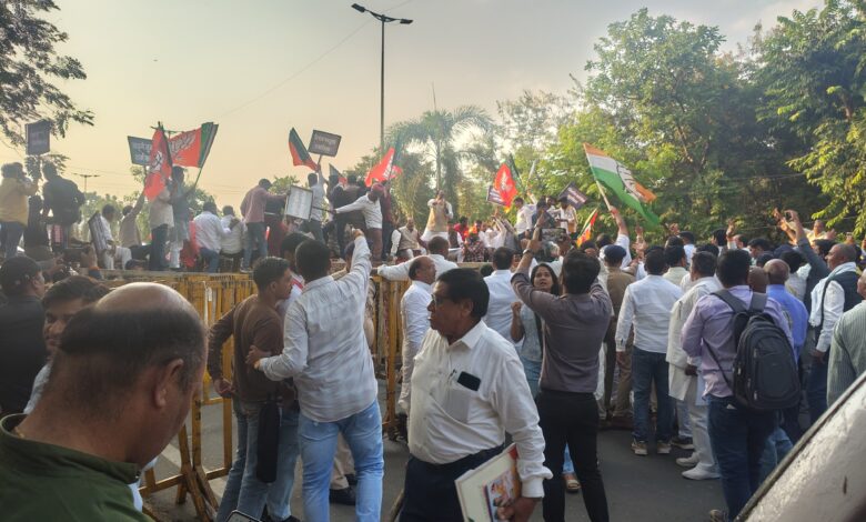 एक तरफ राहुल गांधी जिंदाबाद , दूसरी तरफ नरेंद्र मोदी जिंदाबाद , बैरिकेड के दोनों ओर आमने-सामने भाजपा कांग्रेस भोपाल में सियासी टकराव के आसार, कांग्रेस कार्यालय की सुरक्षा में जुटी यूथ कांग्रेस, भारी पुलिस बल तैनात, चप्पे-चप्पे पर निगरानी 1 IMG 20261026 162715076 HDR 1