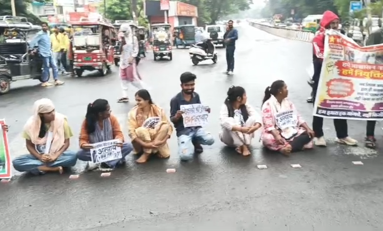 भोपालः चयनित वर्ग-3 की महिला अभ्यर्थियों का प्रदर्शन, बोर्ड ऑफिस चौराहे पर चक्का जाम, देखें वीडियों 1 Screenshot 2026 10 29 140239