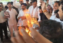 करंट की चपेट में आने से युवा अधिवक्ता की मौत, डीबी मॉल के सामने कांग्रेस का प्रदर्शन, लापरवाह अधिकारियों पर कार्रवाई की मांग 9 Screenshot 20261001 142316 WhatsApp