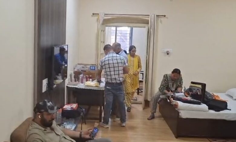नामांतरण अटका कर मांगी रिश्वत, ईओडब्ल्यू ने पटवारी को दबोचा, देखे वीडियो….. 1 Screenshot 20261001 184312 WhatsApp