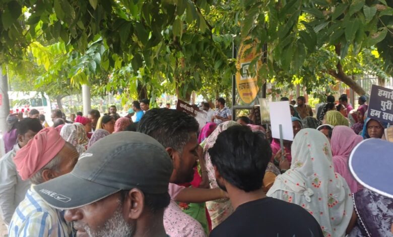 ₹10 हजार वेतन में कैसे चले घर? , नियमितीकरण और वेतन वृद्धि की मांग को लेकर हजारों आउटसोर्स कर्मचारियों का प्रदर्शन 1 Screenshot 20261006 143413 Photos2