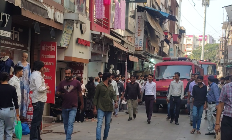 न्यू मार्केट में निगम का एक्शन, दो ट्रक सामान जब्त , अतिक्रमण हटाने के साथ फायर मॉकड्रिल, अग्निशमन वाहनों की आवाजाही परखी दुकानदारों को बताए आग से बचाव के उपाय 1 Screenshot 20261014 204334 Photos