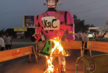 यूजीसी के विरोध में चुनाभट्टी चौराहे पर प्रदर्शन यूजीसी रोल बैक संघर्ष समिति ने रावण रूपी पुतला दहन कर जताया विरोध, फैसले वापस लेने की उठाई मांग 3 Screenshot 20261018 184822 WhatsApp