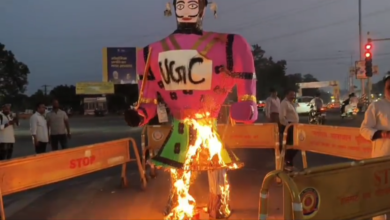 यूजीसी के विरोध में चुनाभट्टी चौराहे पर प्रदर्शन यूजीसी रोल बैक संघर्ष समिति ने रावण रूपी पुतला दहन कर जताया विरोध, फैसले वापस लेने की उठाई मांग 10 Screenshot 20261018 184822 WhatsApp