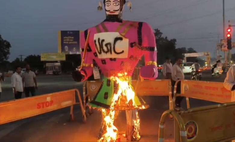 यूजीसी के विरोध में चुनाभट्टी चौराहे पर प्रदर्शन यूजीसी रोल बैक संघर्ष समिति ने रावण रूपी पुतला दहन कर जताया विरोध, फैसले वापस लेने की उठाई मांग 1 Screenshot 20261018 184822 WhatsApp
