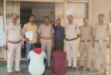कत्ल की खौफनाक वारदात: टक्कर मारी, कुल्हाड़ी से काटा : साजिश रचने वाले दो इनामी आरोपी गिरफ्तार 2 Screenshot 20261023 111646.WhatsApp
