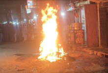 भोपाल के अशोक गार्डन में खड़ी पल्सर बाइक में लगी आग , अचानक उठीं लपटें, मची अफरा-तफरी; स्थानीय लोगों ने पानी और धूल डालकर पाया काबू 2 Screenshot 20261025 234517 Photos