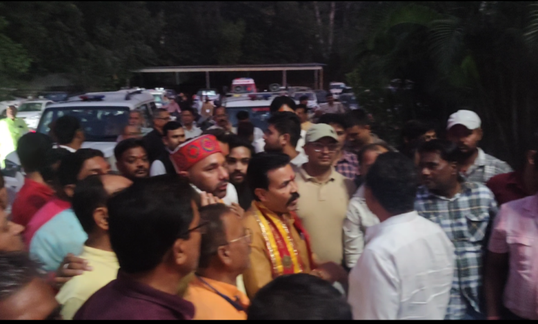 चंद्रशेखर तिवारी के समर्थन में पुलिस आयुक्त कार्यालय पहुंचे सैकड़ों लोग, ज्ञापन सौंपकर कार्रवाई की मांग 1 Screenshot 20261027 181933 Photos