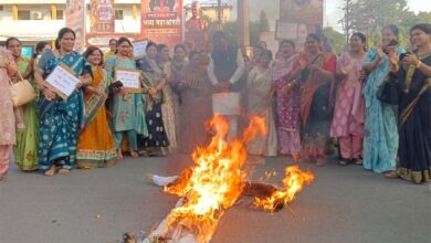 जबलपुर में भाजपा महिला मोर्चा ने फूंका कांग्रेस सांसद का पुतला देंखे वीडियो 4 Untitled 6 copy 2