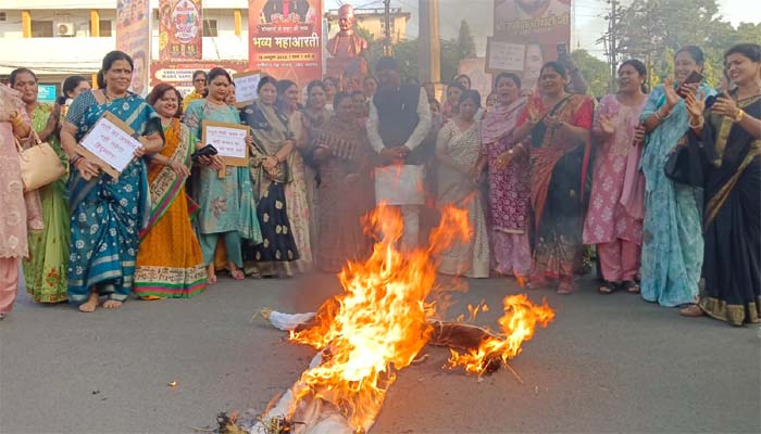 जबलपुर में भाजपा महिला मोर्चा ने फूंका कांग्रेस सांसद का पुतला देंखे वीडियो 1 Untitled 6 copy 2