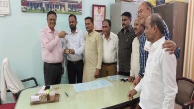 गोलबाजार की बंद स्ट्रीट लाइटों के विरोध में कांग्रेस पार्षदों ने भेंट की लालटेन 9 Untitled 8 copy