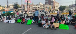रोशनपुरा चौराहे पर वर्ग-2 और वर्ग-3 के अभ्यर्थियों का प्रदर्शन, सीएम हाउस का घेराव करने पहुंचे 2 WhatsApp Image 2026 10 15 at 15.20.09